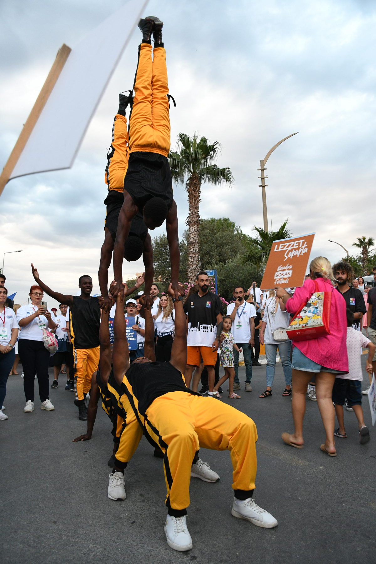 Karnaval başladı: Kuşadası'nda Sokak Festivali coşkusu