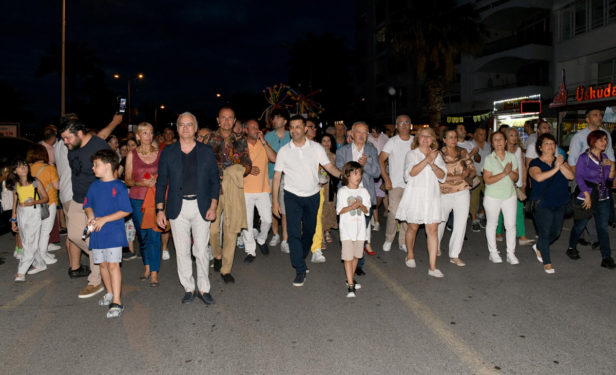 Karnaval başladı: Kuşadası'nda Sokak Festivali coşkusu