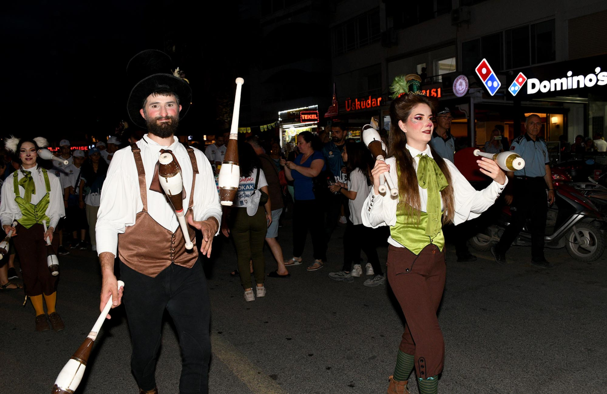 Karnaval başladı: Kuşadası'nda Sokak Festivali coşkusu