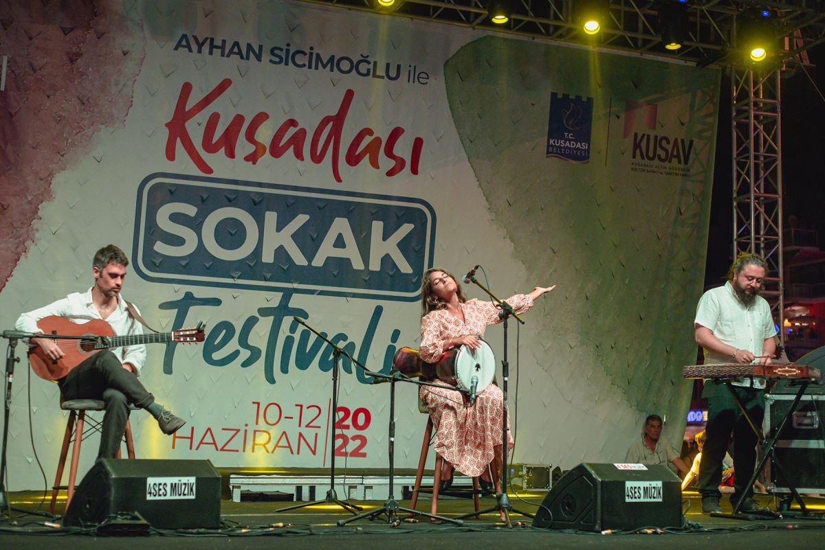 Karnaval başladı: Kuşadası'nda Sokak Festivali coşkusu