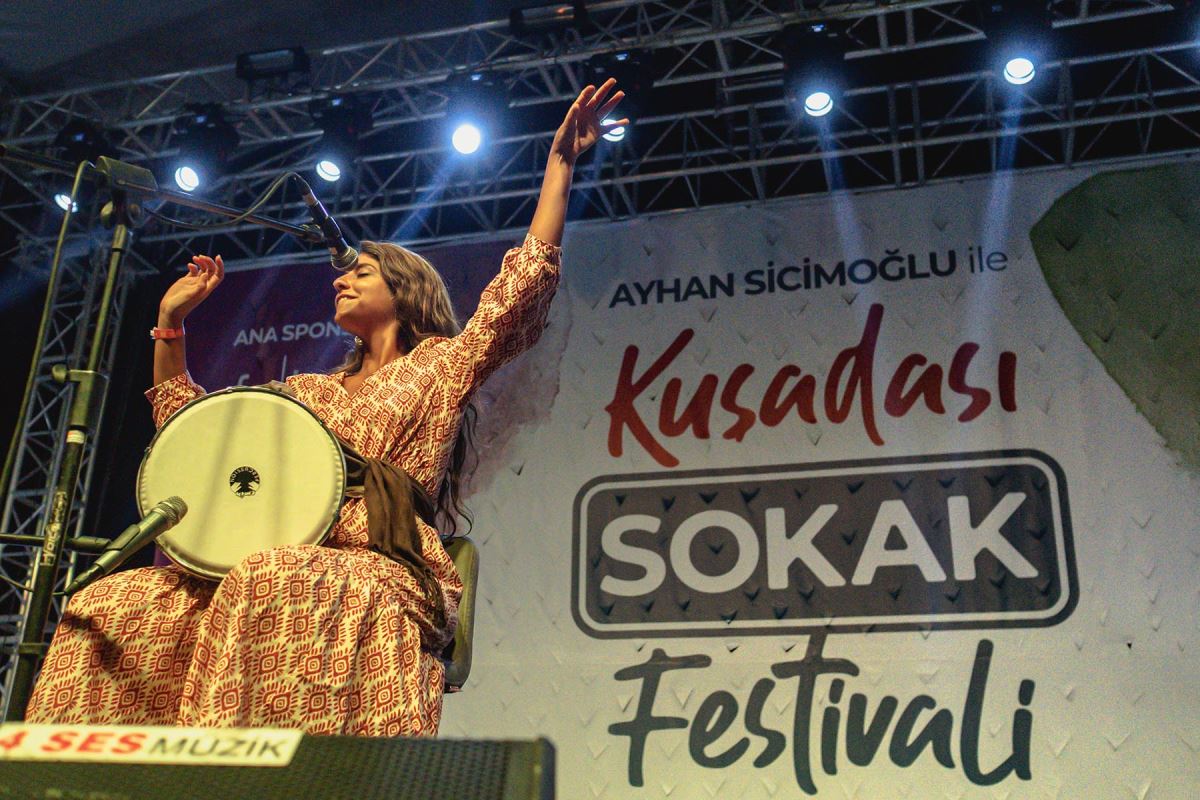 Karnaval başladı: Kuşadası'nda Sokak Festivali coşkusu