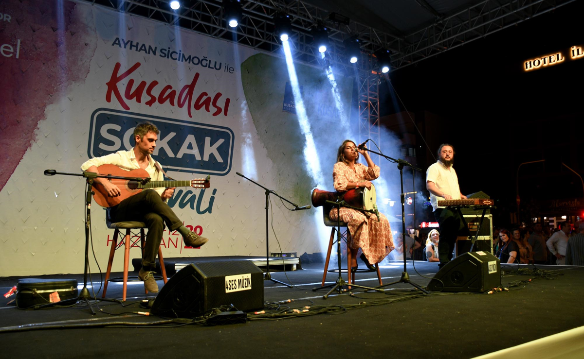 Karnaval başladı: Kuşadası'nda Sokak Festivali coşkusu