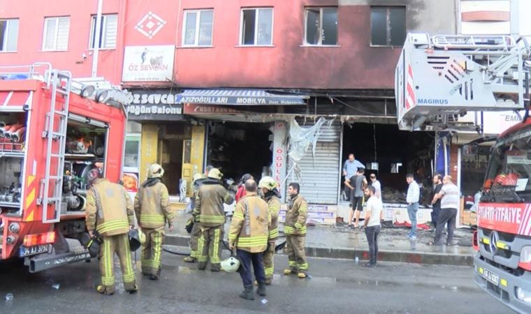 Esenyurt'ta mobilyacıda yangın paniği: Dükkan kullanılamaz hale geldi! (11 Haziran 2022)