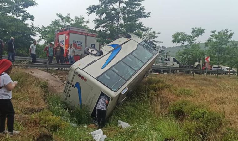 Kocaeli'de tur midibüsü devrildi: 17 yaralı