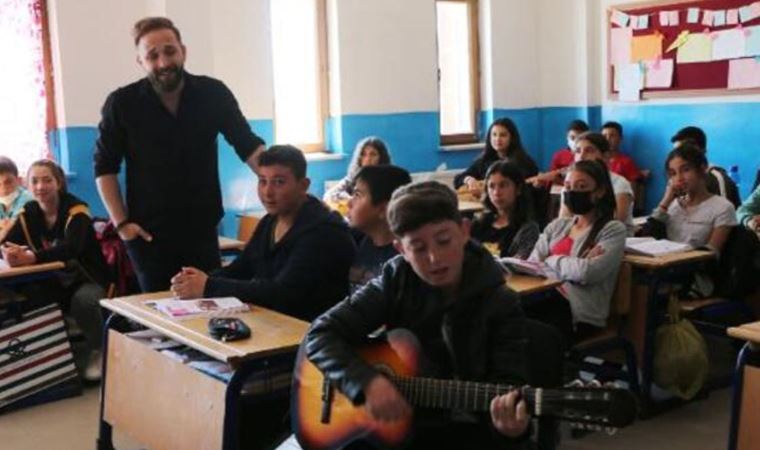 Atandığı köy okulunda öğrencilerin hayatını değiştirdi