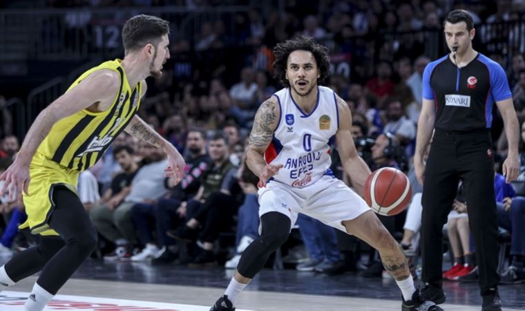 Anadolu Efes, Fenerbahçe Beko'yu karşısında seriyi 2-1'e getirdi