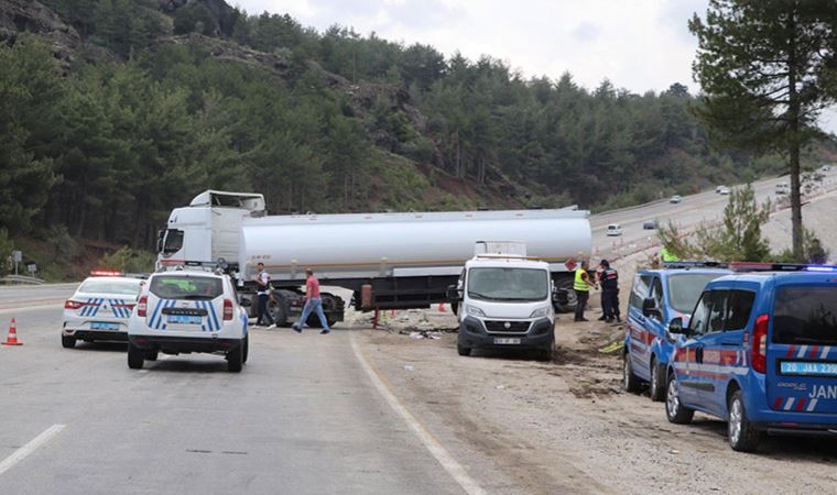 Tanker otomobile çarptı: 3 ölü, 2 yaralı