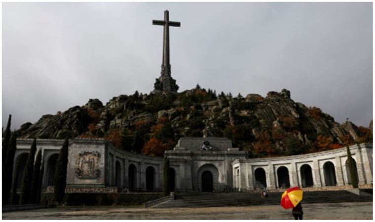 Askerlerini, diktatör Franco'nun eski mezar yerinde kutsatan yüzbaşı görevden alındı