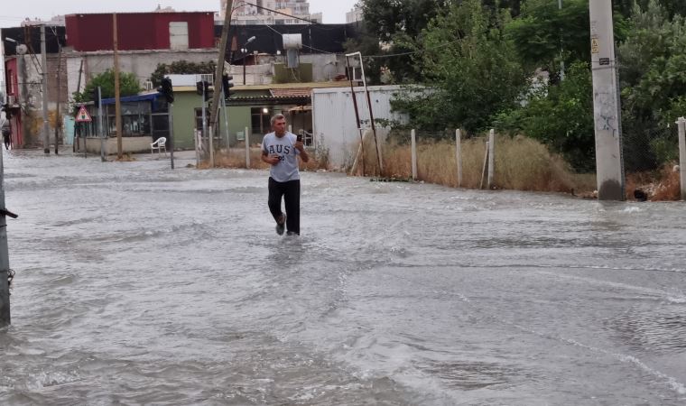 İçme suyu borusu patladı, ev ve iş yerlerini su bastı (03 Haziran 2022)