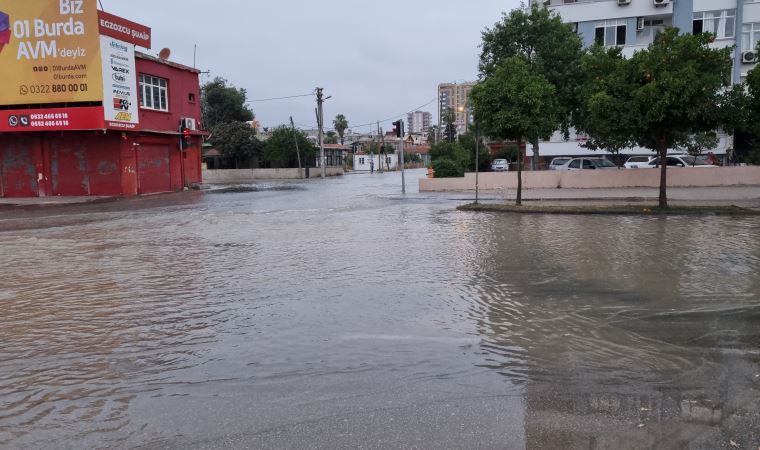 İçme suyu borusu patladı, ev ve iş yerlerini su bastı (03 Haziran 2022) (Video Haber)