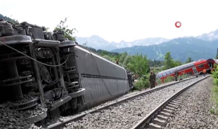 Almanya’da yolcu treni raydan çıktı: 3 ölü, 60 yaralı