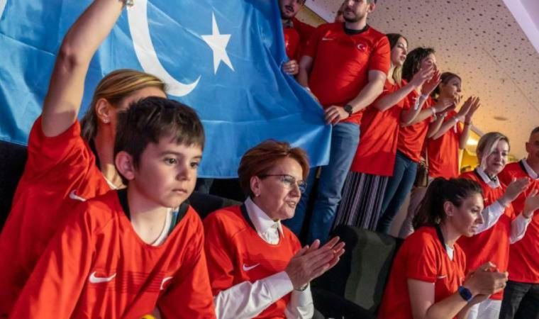 Meral Akşener, Türkiye-Çin voleybol maçını 'Doğu Türkistan' bayrağı altında izledi