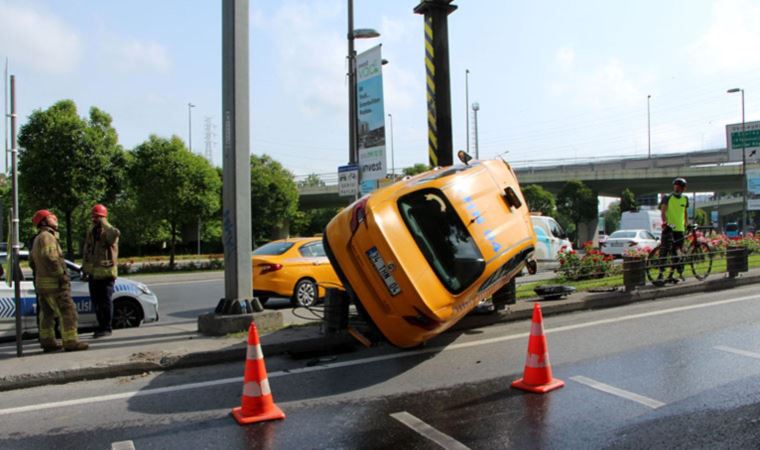 Kağıthane'de korkunç kaza: Bariyere çarpan taksi asılı kaldı!