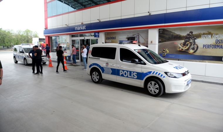 Akaryakıt istasyonunda kar maskeli soygun: Silah ve bıçakla tehdit edip kaçtı (05 Haziran 2022)