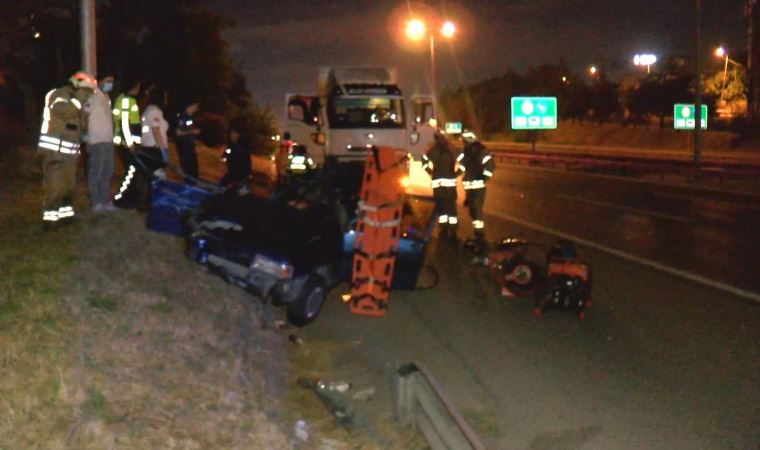 TEM Otoyolu’nda otomobil TIR'a çarptı: 1 ölü, 1 yaralı (07 Haziran 2022)