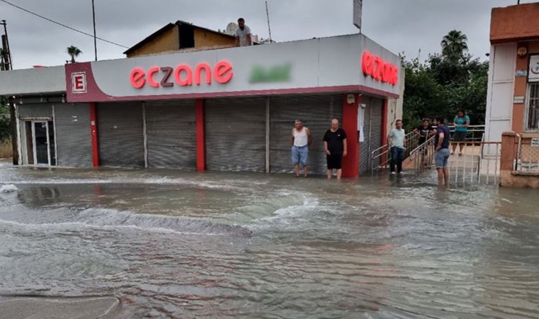 Su borusu patlayınca yol yarıldı; O anlar kamerada