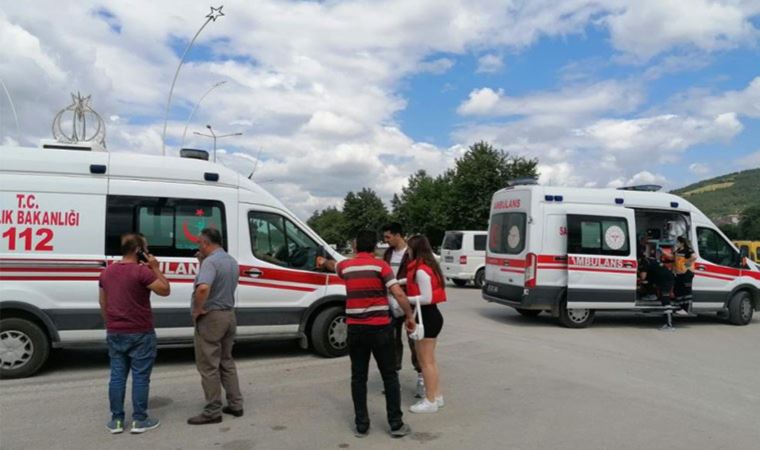 Çanakkale'de minibüs ile kamyonet çarpıştı: 8 yaralı