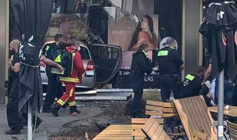 Berlin'in batısında bir araç kalabalığa daldı: 1 ölü, 30 yaralı