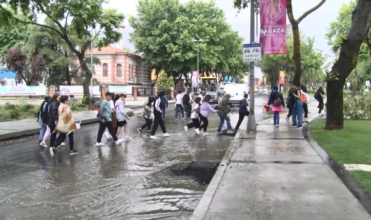 İstanbul'un bazı ilçelerinde yağmur etkili oluyor: Balat göle döndü