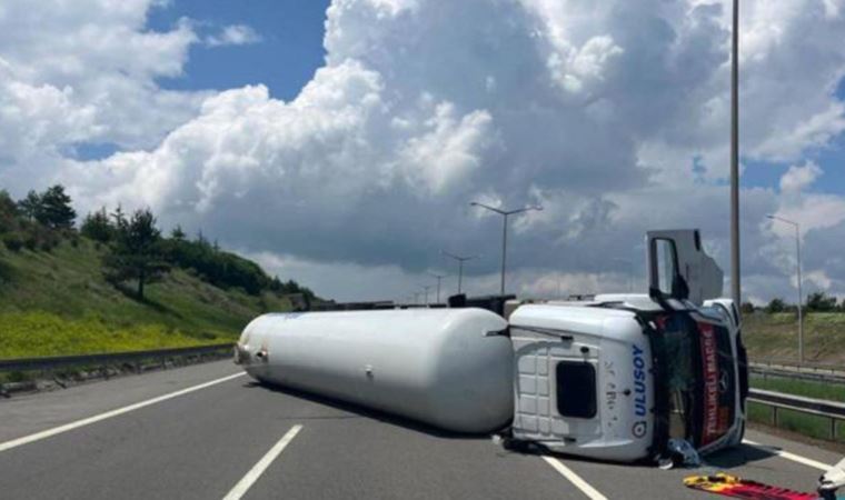 LPG yüklü tanker devrildi: Anadolu Otoyolu'nun Bolu kesimi çift yönlü trafiğe kapatıldı (08 Haziran 2022)