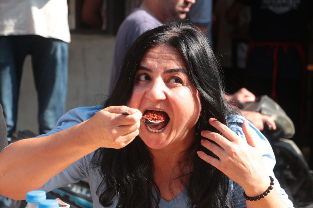 Adana'da acılı tost yeme yarışması: Beşinci tostunu yerken bayıldı, kafasından aşağı su döküldü (09 Haziran 2022)