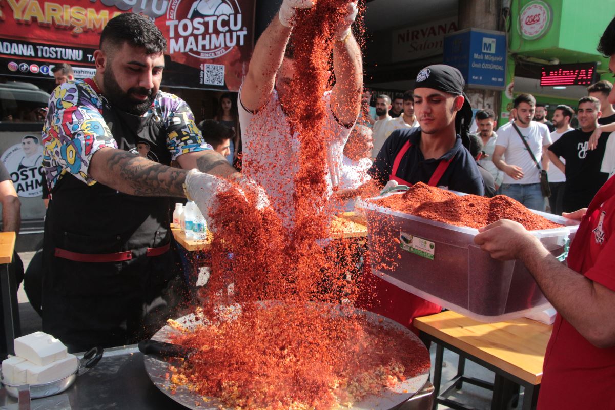 Adana'da acılı tost yeme yarışması: Beşinci tostunu yerken bayıldı, kafasından aşağı su döküldü (09 Haziran 2022)