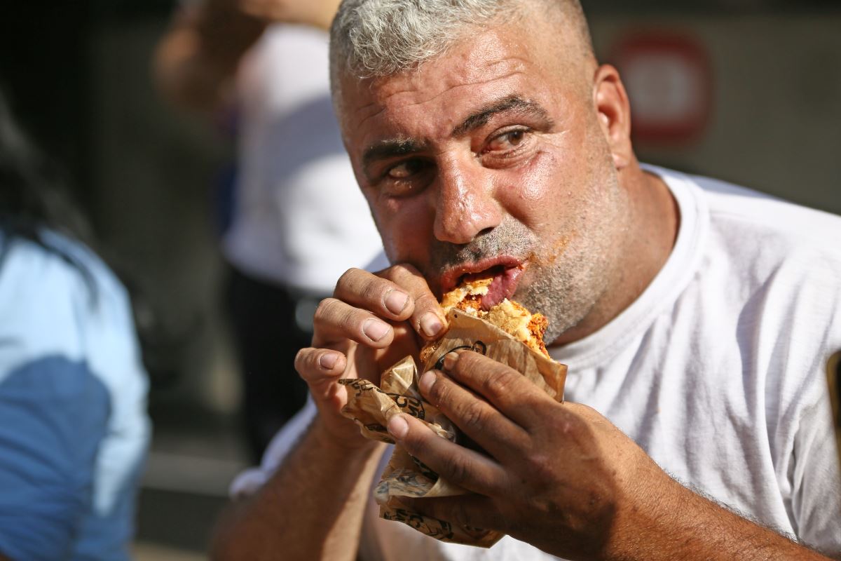 Adana'da acılı tost yeme yarışması: Beşinci tostunu yerken bayıldı, kafasından aşağı su döküldü (09 Haziran 2022)