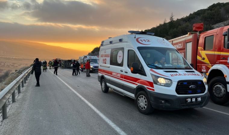 Denizli'de servis midibüsü devrildi: 2 ölü, 15 yaralı