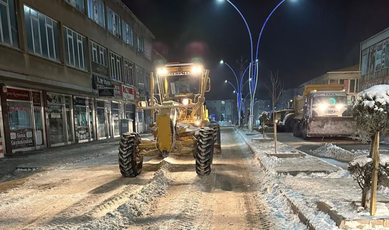 Van'da kapanan 56 yerleşim yerinden 32'si ulaşıma açıldı