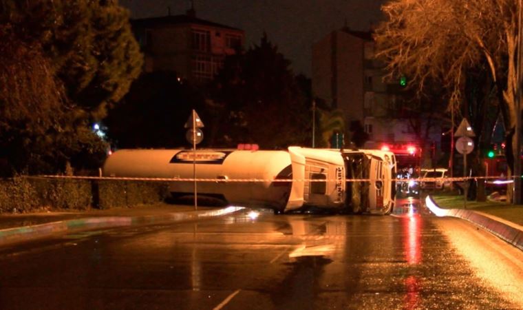 Bakırköy'de yakıt tankeri devrildi, cadde trafiğe kapatıldı