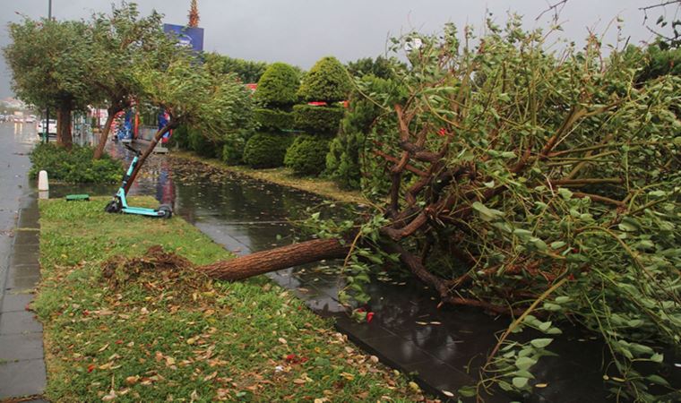 Meteoroloji'nin uyarılarının ardından Antalya'yı yağmur ve fırtına vurdu!