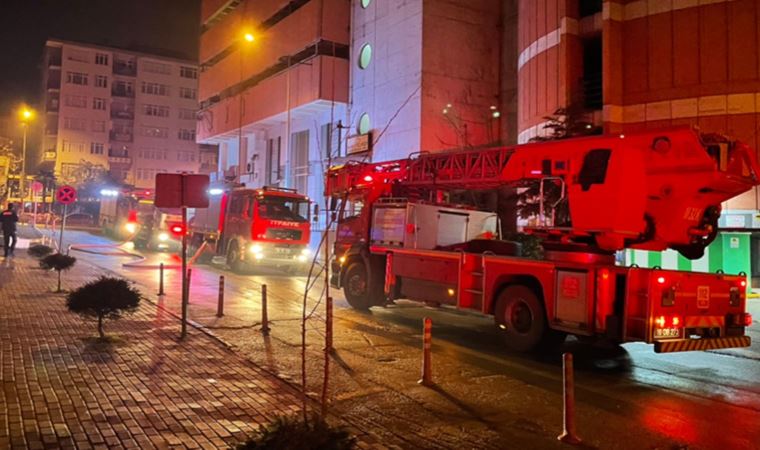 Bursa'da katlı otoparkta yangın! Otomobiller zarar gördü