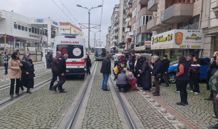 Dengesini kaybedip düşerken tramvaya çarptı