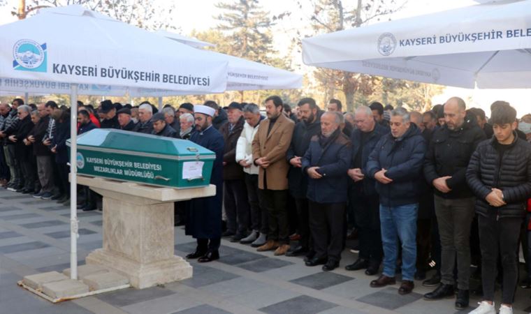 Gözyaşlarıyla uğurlandı... Kazada ölen ortaokul öğrencisi Esila toprağa verildi