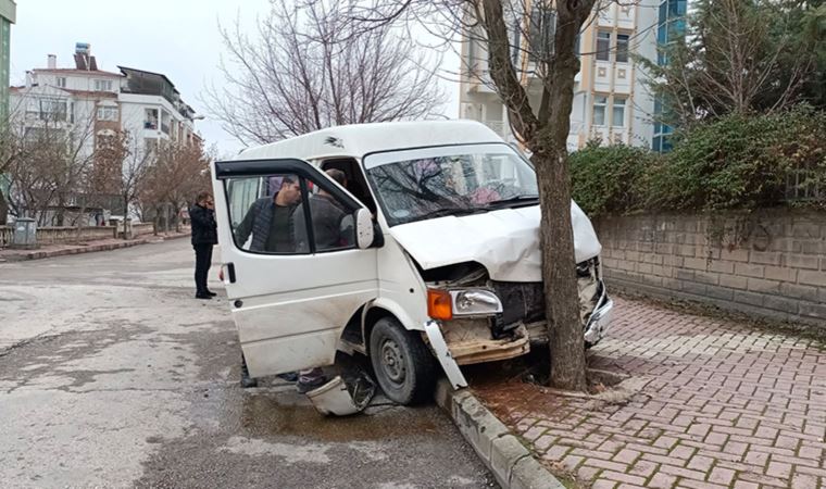 Elazığ'da minibüs ile otomobil çarpıştı: 4 yaralı