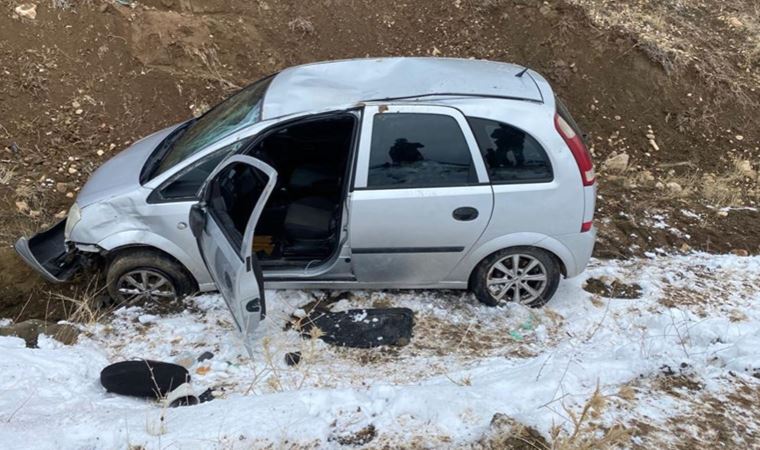 Kaza yapan sürücü donarak yaşamını yitirdi