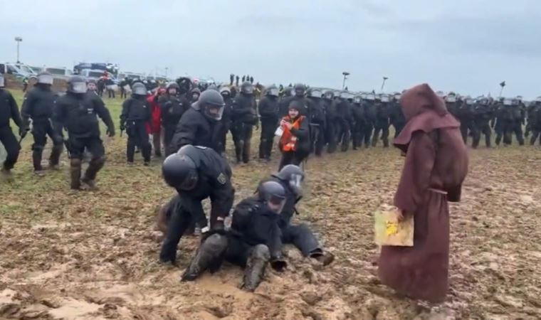 Görüntüler gündem oldu: Çevrecilere müdahale eden polisler çamura saplandı