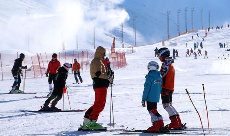 Anormal sıcaklıklar kış turizmini vurdu: Erzurum'da kayak merkezlerine 270 bin metreküp 'suni kar' yağdırıldı