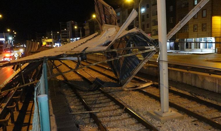 Bursa'da fırtına! Kopan çatı karayolu ve metro hattının üzerine düştü