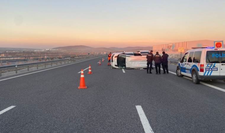 Niğde'de hafif ticari araç devrildi: 10 yaralı