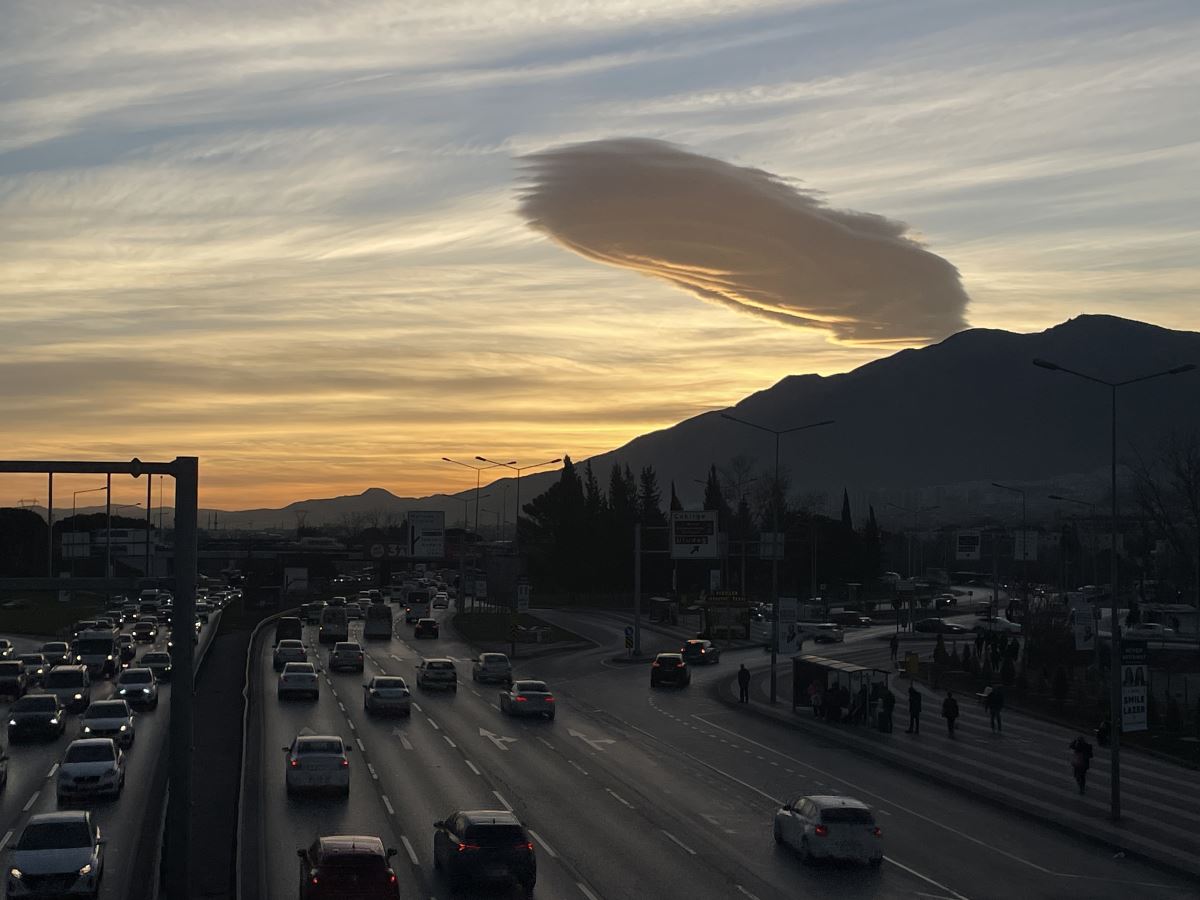 <p>Mercek terimi daha çok cirrocumulus, altocumulus ve stratocumulus tipi bulutlarla beraber kullanılır. </p>