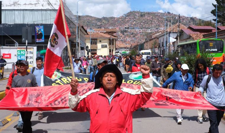 Peru'da protestocular, havaalanına zorla girmeye çalıştı