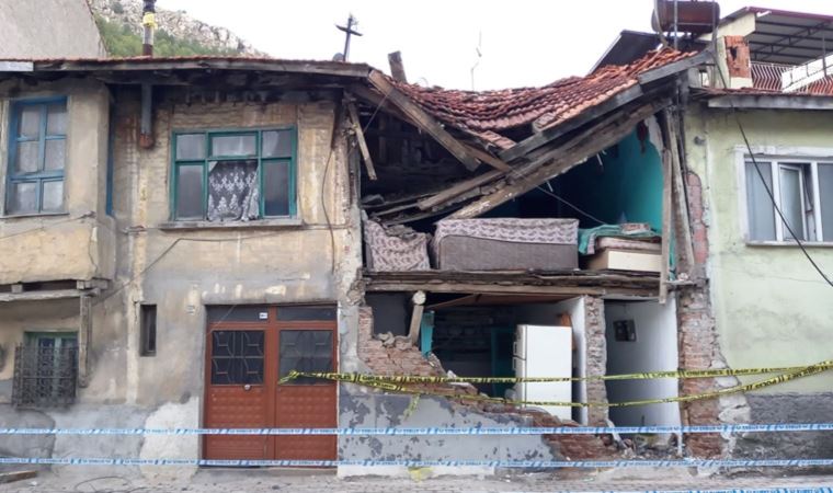 Kütahya'da gaz sıkışması nedeniyle evin tavanı ve dış duvarı çöktü