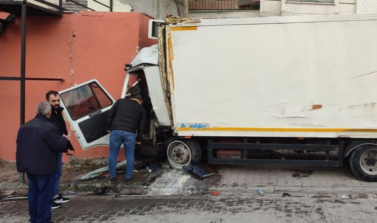 Freni boşalan kamyon önce iki araca, ardından cami duvarına çarptı