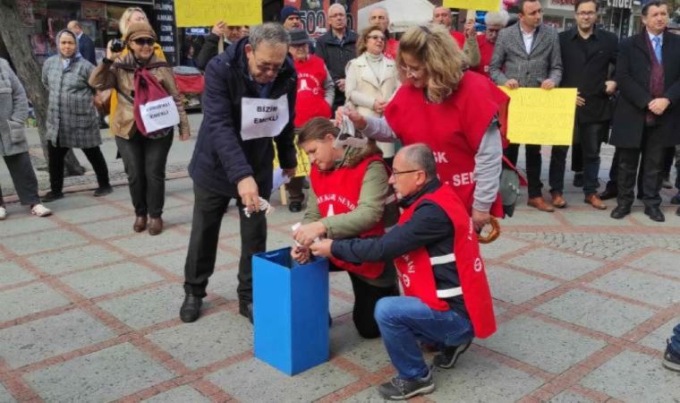 Edirne'de emekliler fatura yaktı: 'Bizleri enflasyona ezdiren siyasi iradeye boyun eğmiyoruz!'