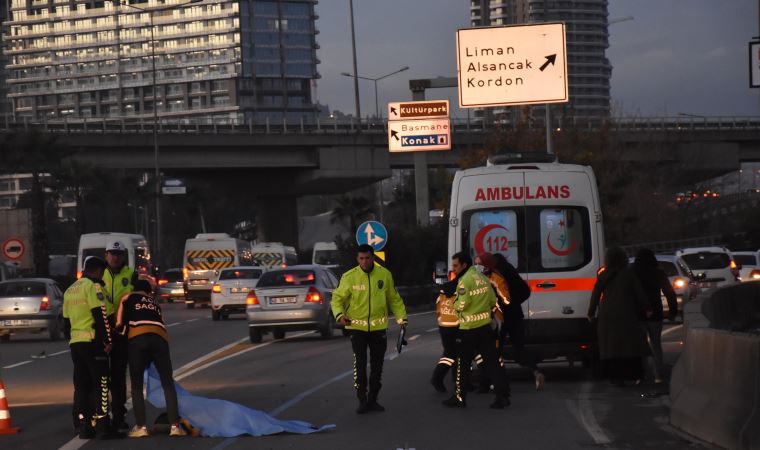 İzmir'de otomobilin altında 5 metre sürüklenen yaya hayatını kaybetti