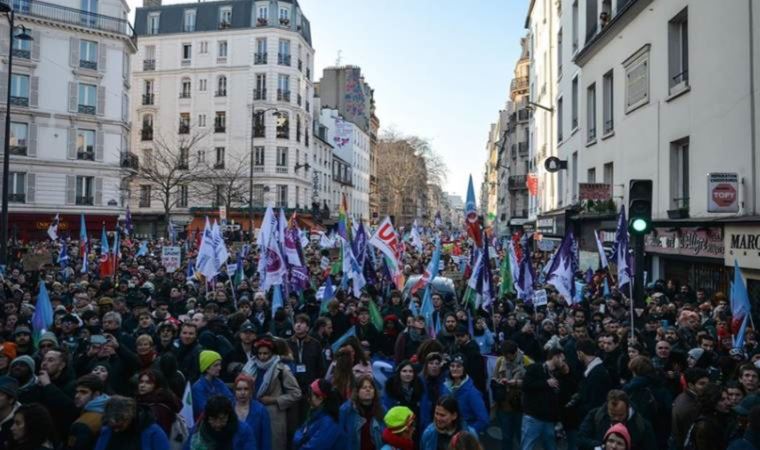 Paris’te gençler hükümetin emeklilik reformuna karşı yürüdü