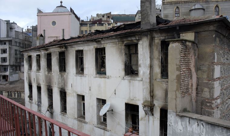 Kilise lojmanı yangınında çıkan hasar gündüz görüntülendi