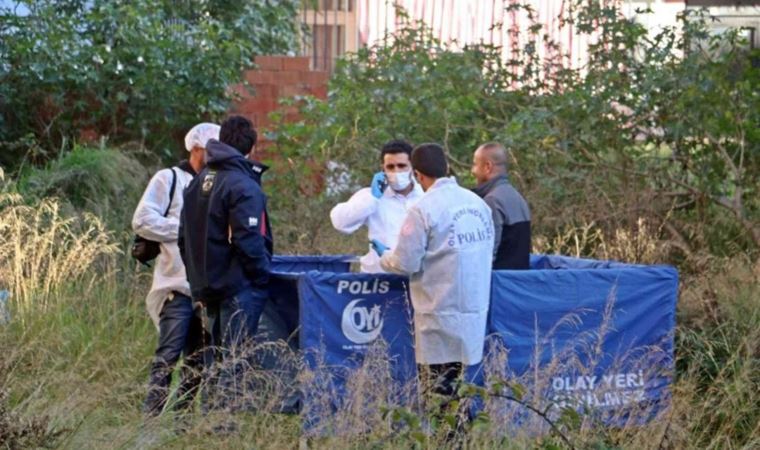 Çalılık alanda şüpheli ölüm: Elinde kuş tüyü bulundu