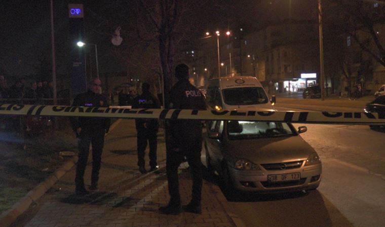 Park halinde ikaz lambaları yanan otomobilde ölü bulundu